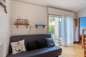 un soggiorno con divano e patio di Maison aux Oiseaux - Welkeys a Dolus-d'Oléron