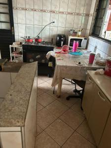 a kitchen with a table in the middle of a kitchen at Casa top in Ribeirão Preto