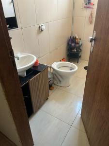 a bathroom with a sink and a toilet in it at Casa top in Ribeirão Preto