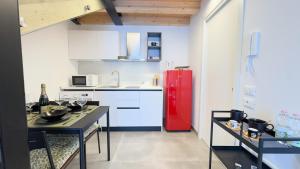 cocina con nevera roja y mesa en Ca Teresa by Ca-Sa Check, en Chioggia