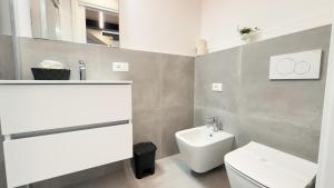 Un baño con un inodoro blanco y un lavabo. en Ca Teresa by Ca-Sa Check, en Chioggia