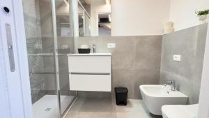 Un baño con lavabo, inodoro y ducha. en Ca Teresa by Ca-Sa Check, en Chioggia