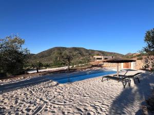 Hondón de las NievesにあるDisfrutaのスイミングプール(テーブル、ベンチ付)