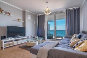 TV a/nebo společenská místnost v ubytování Apartment 7 on Paul do Mar Beach