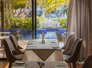 a dining room with a table and chairs at Odysseia Hotel Kapetanios in Limassol