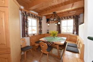 Un comedor con mesa y sillas en Appartementhaus Parzer, en Pruggern