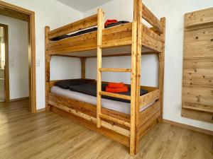 Postel nebo postele na pokoji v ubytování Ferienwohnung Kinzig-Chalet - Balkon - Für Kinder - mit Bettwäsche & Handtücher + 15 fotografií