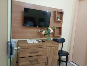 Μια τηλεόραση ή/και κέντρο ψυχαγωγίας στο Kitnet linda 8A
