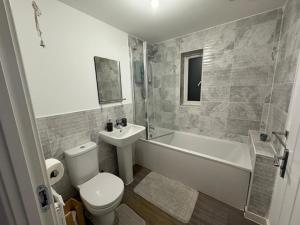 Vannituba majutusasutuses Modern Large 5 Bedroom Swindon Home