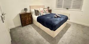 Voodi või voodid majutusasutuse Modern Large 5 Bedroom Swindon Home toas