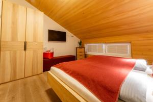 Postel nebo postele na pokoji v ubytování Aparthotel Alpinresort Damüls + 32 fotografií