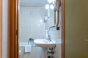 A bathroom at Hotel Alda Guijuelo