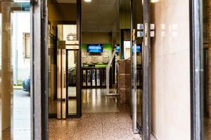 A television and/or entertainment centre at Hotel Alda Guijuelo