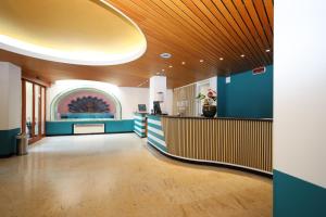 een lobby met receptie in een gebouw bij LVG Hotel Collection - Majestic in Alassio