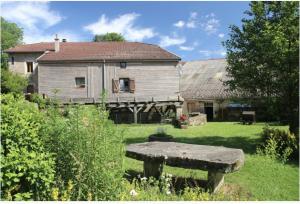 an old house with a stone bench in the yard at Odcvl - Le Moulin Gentrey in Harsault