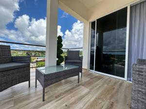 BuccooにあるNova Havenのパティオ(ガラスのテーブル、椅子付)