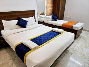 Keerthis Royal Suites - Near International Airport Terminal 1 and 2客房内的一张或多张床位