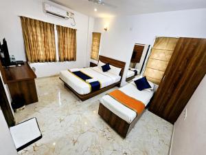耶拉汉卡Keerthis Royal Suites - Near International Airport Terminal 1 and 2的一间酒店客房,房间内设有两张床