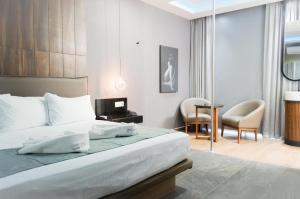 a bedroom with a bed and a desk and a chair at Motel Millenium in Guadalajara