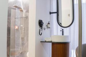 a bathroom with a sink and a mirror at Motel Millenium in Guadalajara