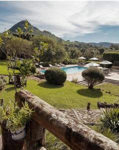 - une vue sur un complexe avec une piscine dans l'établissement Estalagem La Hacienda, à Gramado