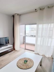 Televízia a/alebo spoločenská miestnosť v ubytovaní Alisio 51 Playa de las Canteras + 37 fotografií