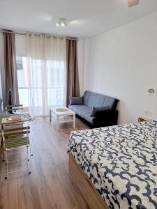 Posteľ alebo postele v izbe v ubytovaní Alisio 51 Playa de las Canteras