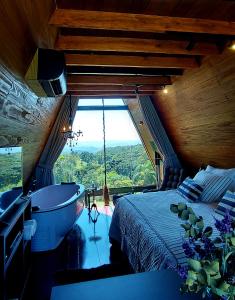 une chambre avec un lit, une baignoire et une fenêtre dans l'établissement Estalagem La Hacienda, à Gramado 106 autres photos