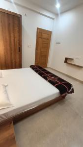 Llit o llits en una habitació de Homlee Ayodhya