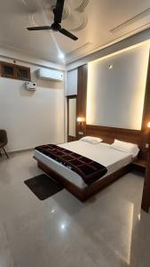 Llit o llits en una habitació de Homlee Ayodhya