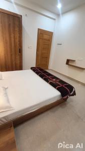 Llit o llits en una habitació de Homlee Ayodhya