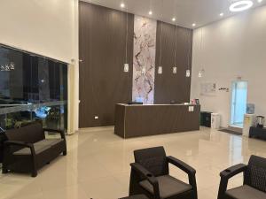 a lobby with chairs and a reception desk in a building at Apartahotel Plaza in San Andrés