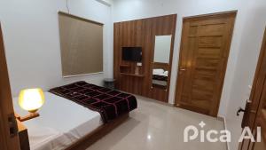 Llit o llits en una habitació de Homlee Ayodhya