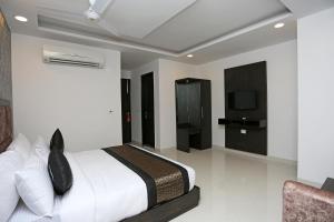 Postel nebo postele na pokoji v ubytování Hotel O M SUITES