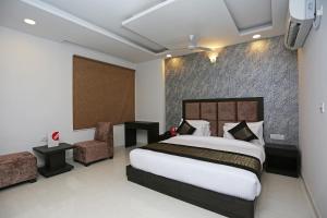 Postel nebo postele na pokoji v ubytování Hotel O M SUITES