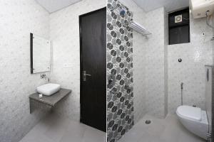 Koupelna v ubytování Hotel O M SUITES
