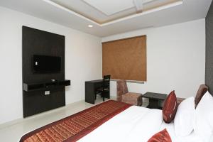 Postel nebo postele na pokoji v ubytování Hotel O M SUITES