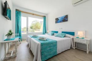 Un dormitorio con dos camas y una ventana. en Panorama by Youroom, en Puerto Pollensa