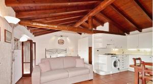a living room with a couch and a kitchen at Appartamento Dante in Moniga