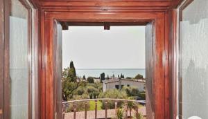 an open window with a view of the ocean at Appartamento Dante in Moniga