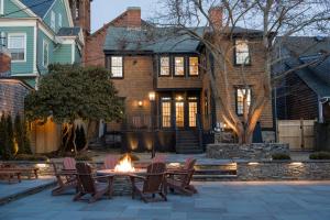 Un patio con una mesa y sillas frente a una casa. en The Royce - Two Luxury Family Homes in Downtown Newport, en Newport