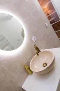 a bathroom with a sink and a mirror at Le Turgot - Charme et détente in Dijon