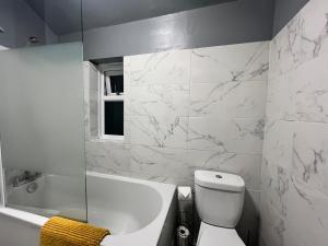 Ένα μπάνιο στο Rochester 3BR Modern house with Free Parking +20 φωτογραφίες