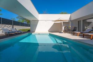 Πισίνα στο ή κοντά στο Villa Island Pearl A Stunning Oasis of Luxury and Serenity on Brač Island