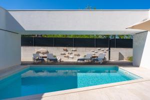 Πισίνα στο ή κοντά στο Villa Island Pearl A Stunning Oasis of Luxury and Serenity on Brač Island