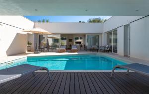 Πισίνα στο ή κοντά στο Villa Island Pearl A Stunning Oasis of Luxury and Serenity on Brač Island