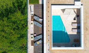 Πισίνα στο ή κοντά στο Villa Island Pearl A Stunning Oasis of Luxury and Serenity on Brač Island