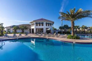 una piscina frente a una casa en Relax In Ultimate Comfort With Pool & Bbq Area, en Kissimmee