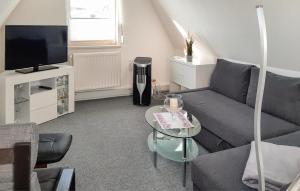 a living room with a couch and a tv at Ferienhaus Waren Müritz in Warenshof