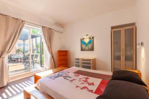 Un dormitorio con una cama y una ventana grande. en Appartement Spacieux, en Sanary-sur-Mer